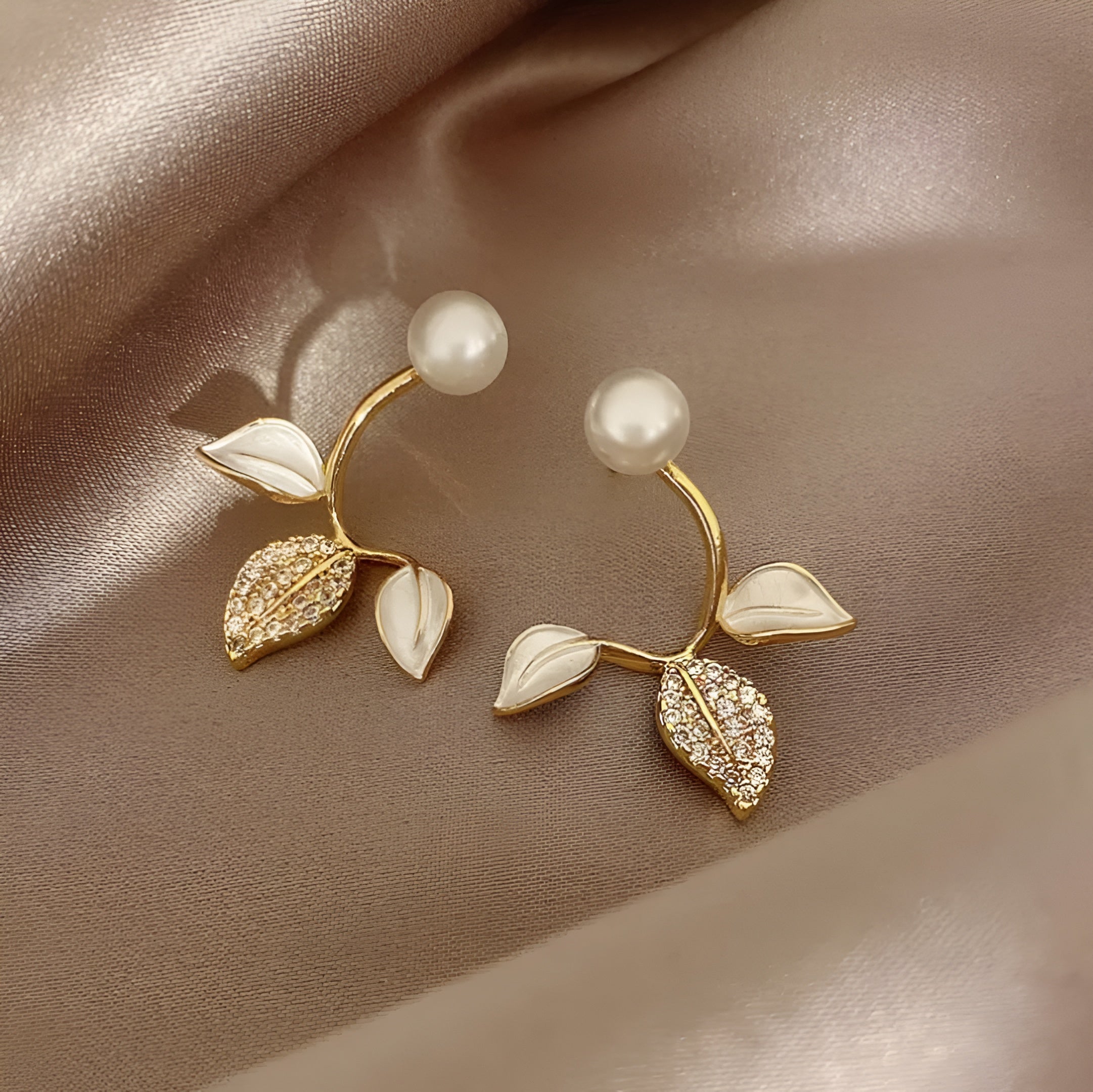Korean fashion alloy pearl and leaf stud earrings.