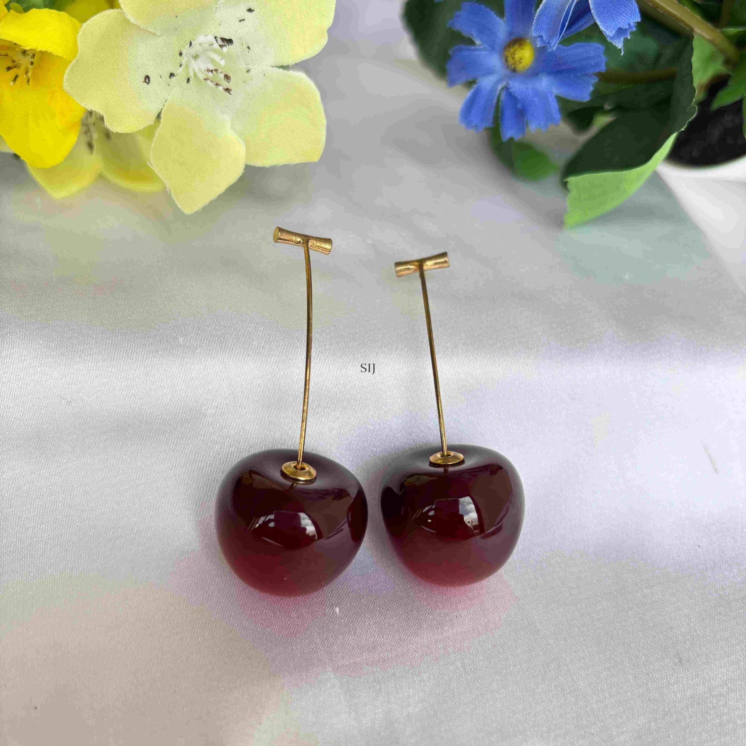 Cherry-shaped dangle earrings