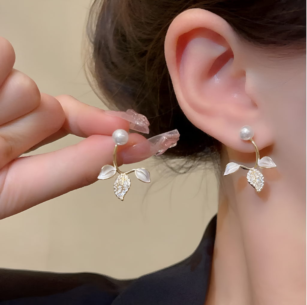 Korean fashion alloy pearl and leaf stud earrings.